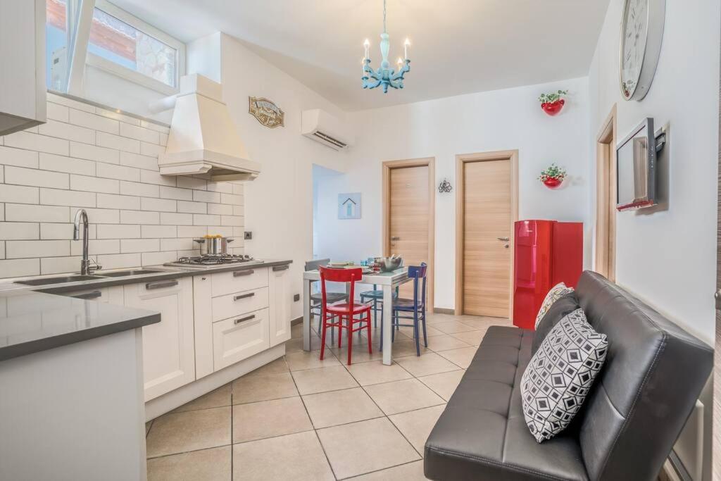 eine Küche mit einem Sofa und einem Tisch in einem Zimmer in der Unterkunft Two Bedrooms Apt in Sorrento Center with Terrace in Sorrent