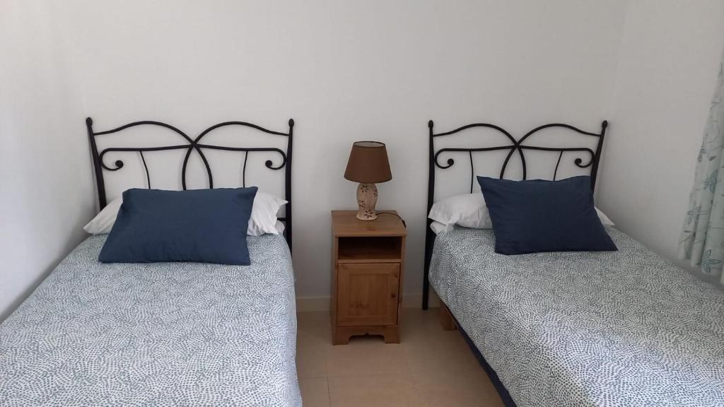two beds sitting next to each other in a bedroom at Casa Lola in Agaete