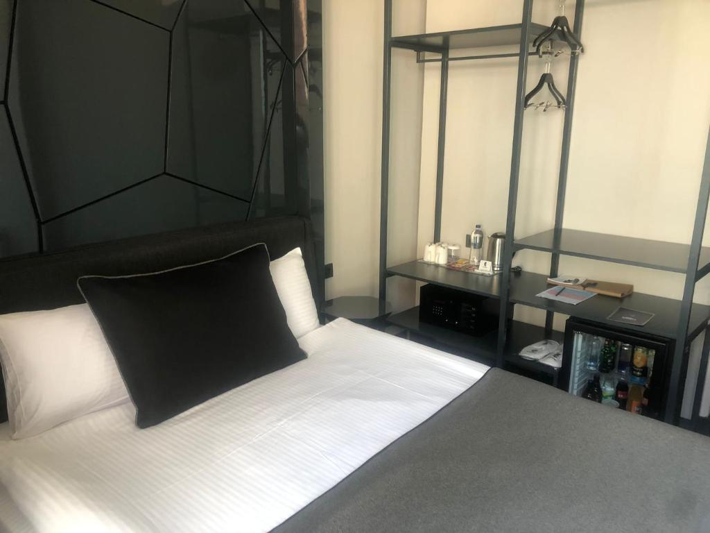 Lucky Monkey Hotel - Standard Double Room