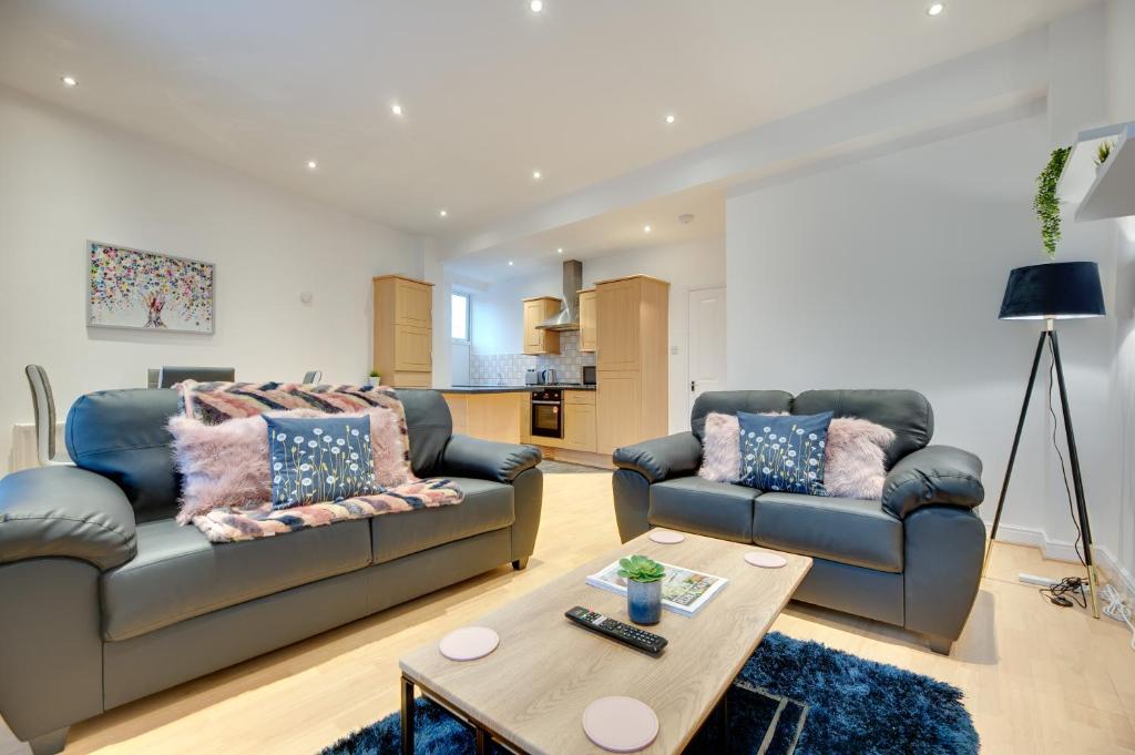 een woonkamer met 2 banken en een salontafel bij Armstrong Apartments by Week2Week in Newcastle upon Tyne