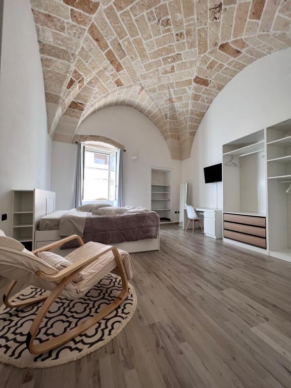 um quarto amplo com uma cama e um tecto de pedra em Holiday House Signuria em Lecce