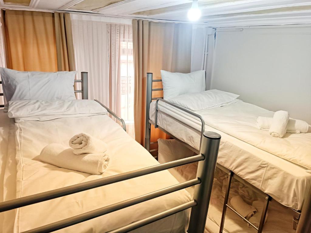 Säng eller sängar i ett rum på Taksim History Wooden Hostel