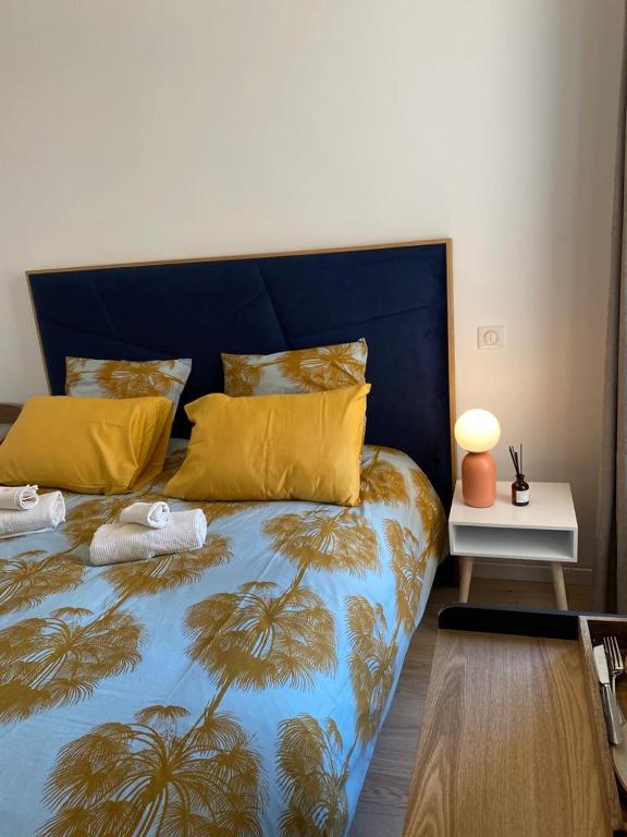 Łóżko lub łóżka w pokoju w obiekcie PALACE ROOM CROISETTE