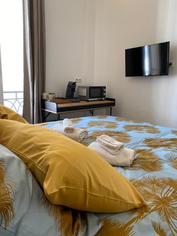 Łóżko lub łóżka w pokoju w obiekcie PALACE ROOM CROISETTE
