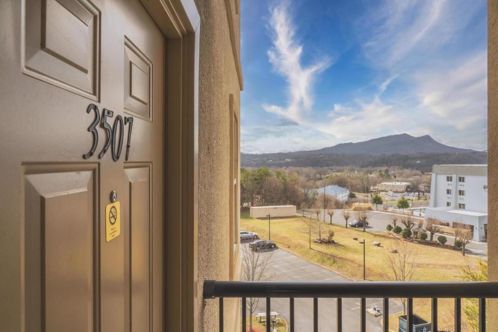 balcone con vista sulle montagne di MVC - Unit 3507 a Pigeon Forge