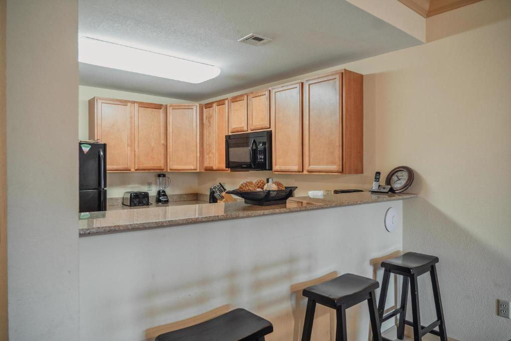 A kitchen or kitchenette at MVC - Unit 3507