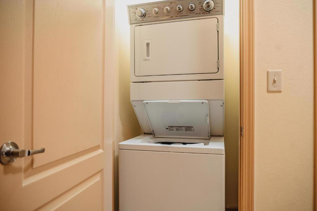 A kitchen or kitchenette at MVC - Unit 3507