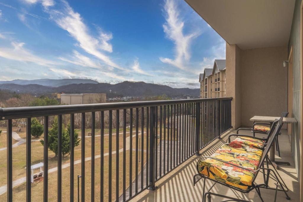 balcón con silla y vistas a las montañas en MVC - Unit 3504 - Sweet Retreat, en Pigeon Forge