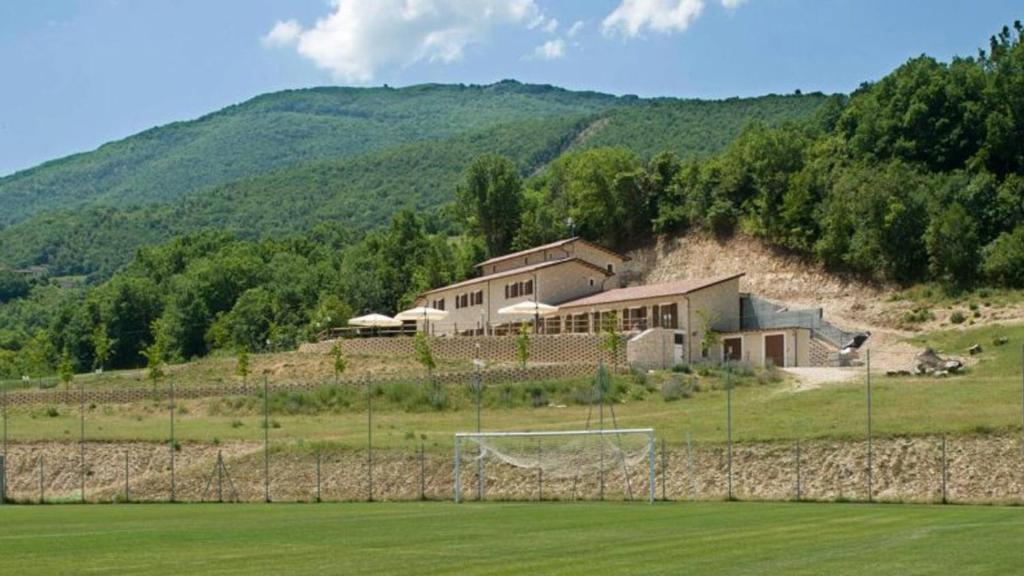 dom na szczycie wzgórza z boiskiem do piłki nożnej w obiekcie Country House Elite w mieście Cascia