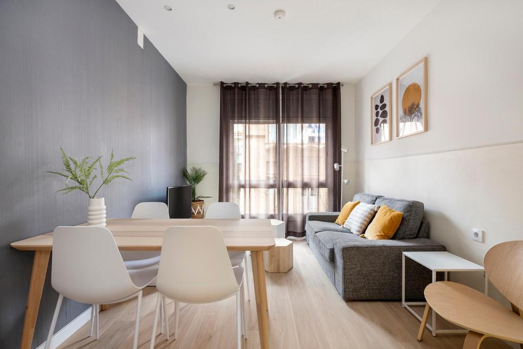 sala de estar con mesa y sofá en Apartments Sata Sagrada Familia Area, en Barcelona