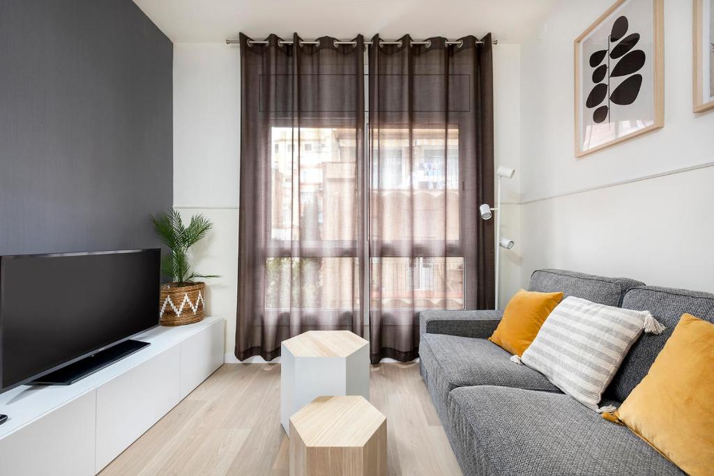 Televízia a/alebo spoločenská miestnosť v ubytovaní Apartments Sata Sagrada Familia Area