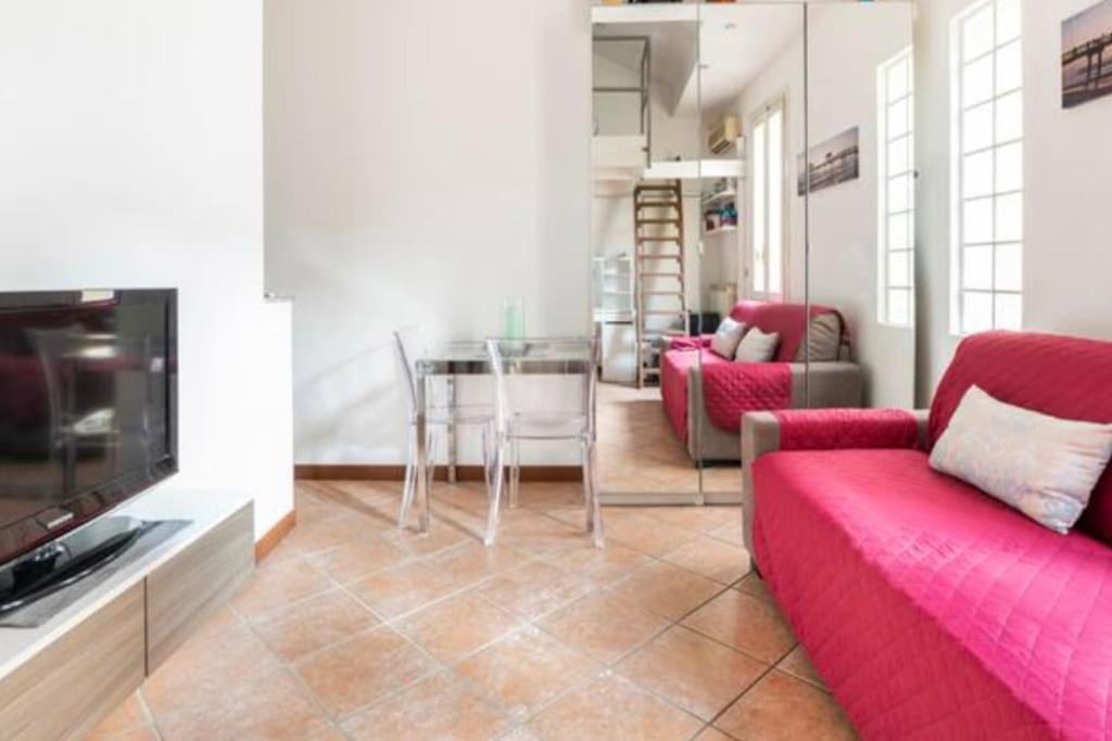 - un salon avec un canapé rouge et une table dans l'établissement Grazioso, à Milan