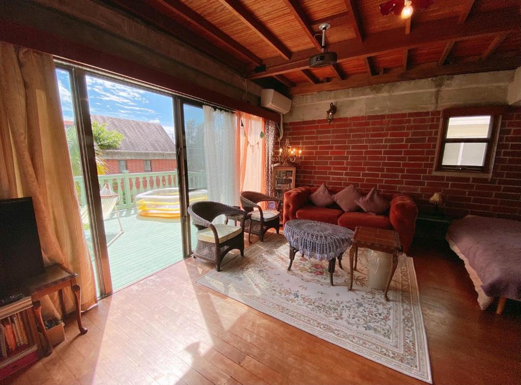Posezení v ubytování 猫とピアノと星空のリゾートブティックコテージ -Starry Forest Cottage Okinawa-