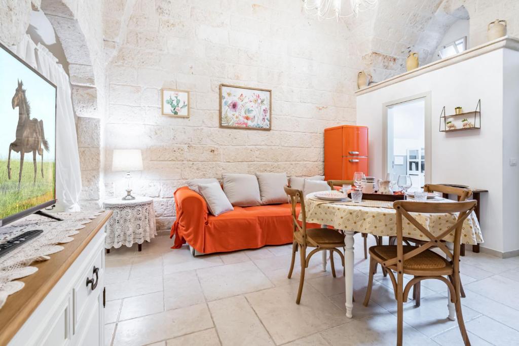 uma sala de estar com um sofá e uma mesa em Portici Guest House by Rentbeat em Fasano