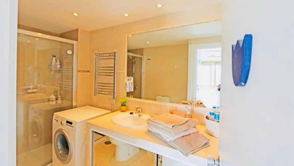 A bathroom at Fantastic apartment sea view near Puerto Banus