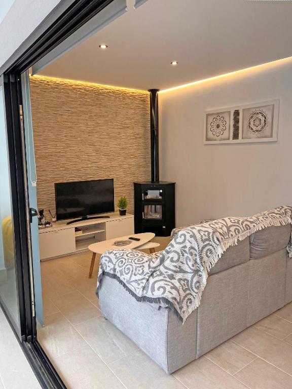 TV a/nebo společenská místnost v ubytování BAMBÚ SUP · Casa rural en Vejer con piscina privada