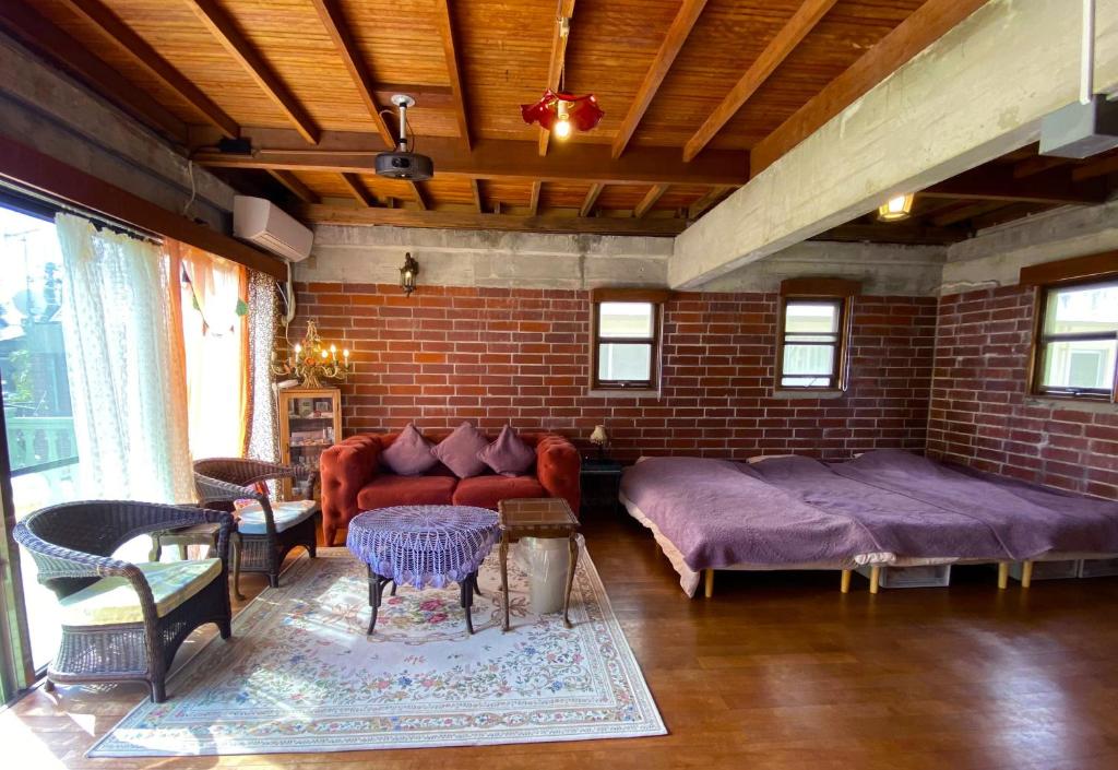 Posezení v ubytování 猫とピアノと星空のリゾートブティックコテージ -Starry Forest Cottage Okinawa-