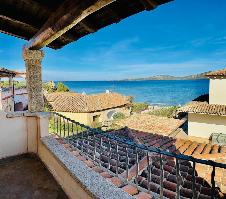 カンニジョネにあるVilla Rosaの家のバルコニーから海の景色を望めます。