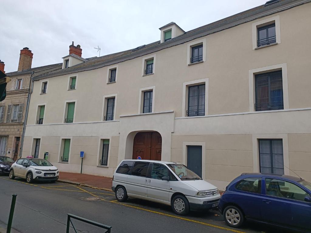 een wit busje geparkeerd voor een gebouw bij Joli duplex le clos St Jacques in Étampes