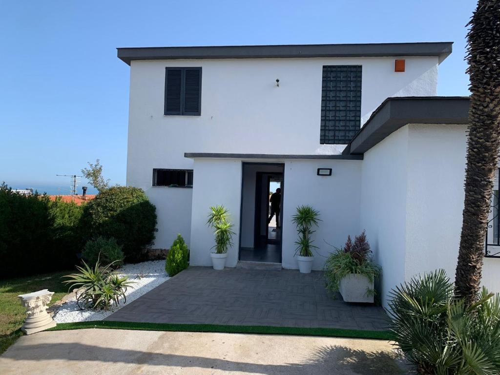 a white house with a person standing at the door at Chalet Jamaica 2 in Peniscola