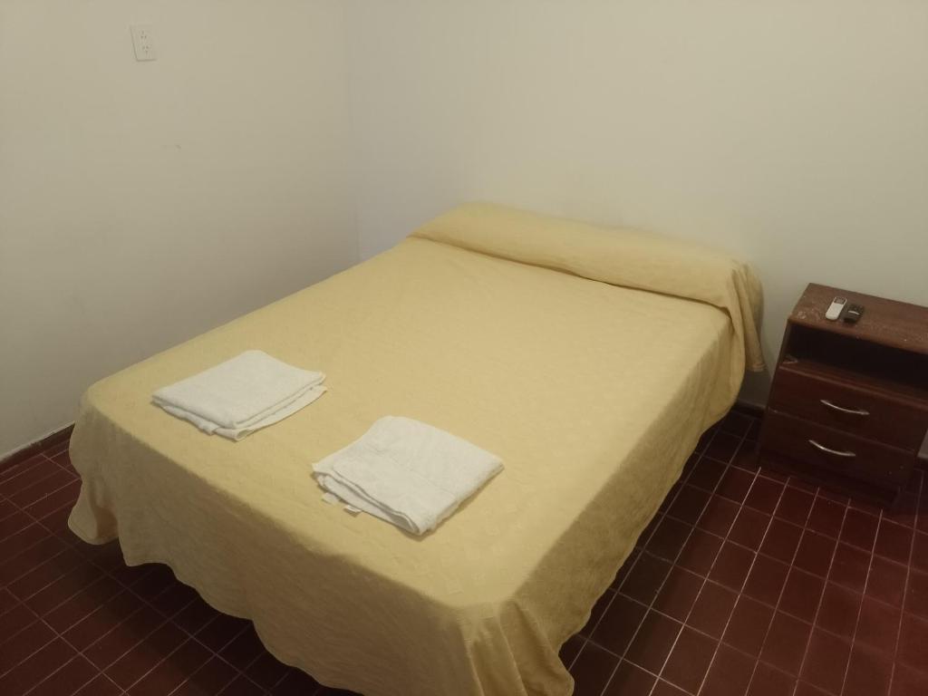 ein Schlafzimmer mit einem Bett mit zwei Handtüchern darauf in der Unterkunft Dante's apartment in San Luis