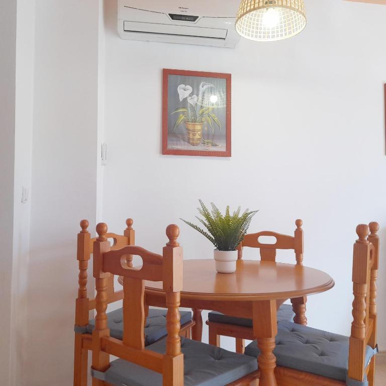 Posedenie v ubytovaní Apartamentos Vicenta Playa Carihuela