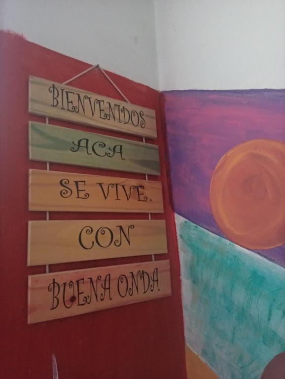 Una puerta con un letrero que lee bebidas actúa como vino y maíz ha sido en Ruuhma en Salta