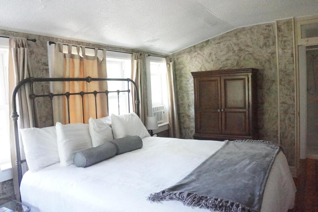 The Frogtown Inn - Deluxe Room