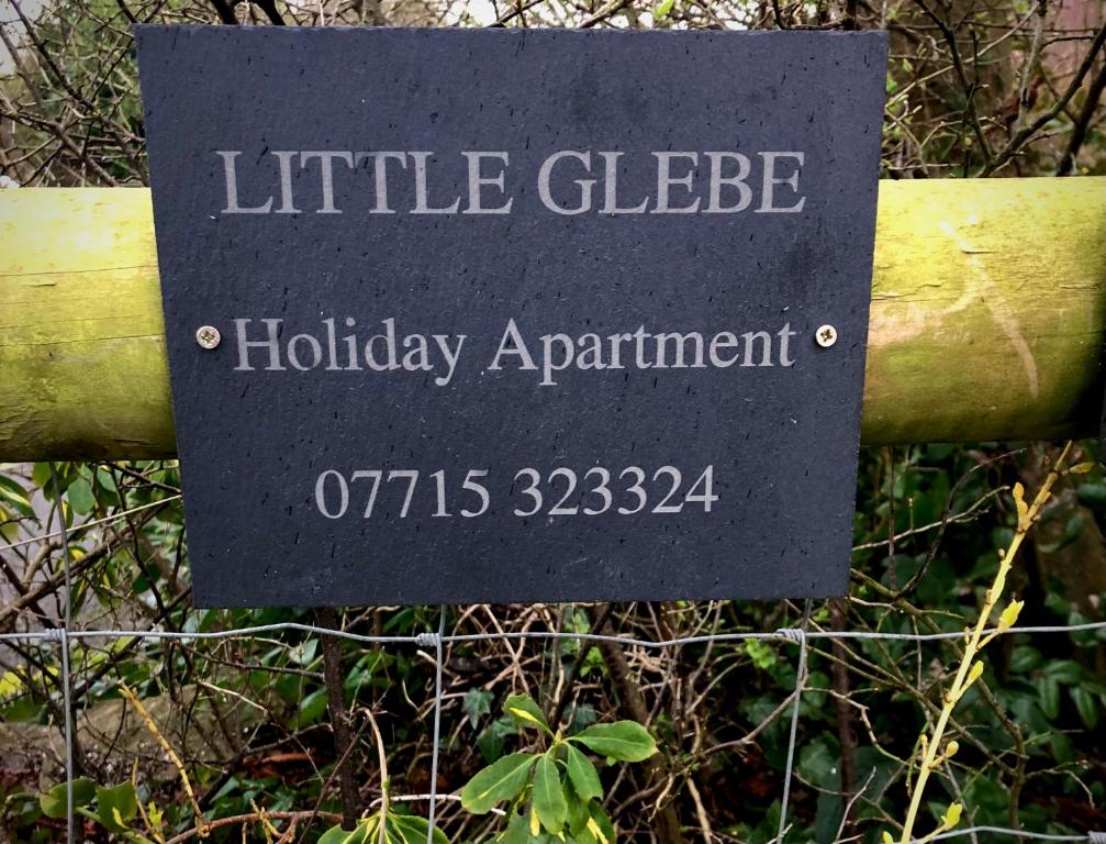 Una señal para la pequeña cita de la hbiología. en Little Glebe en Sherborne