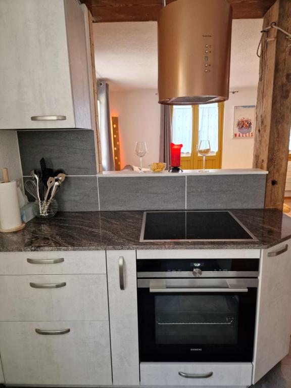 Kuchyň nebo kuchyňský kout v ubytování Chalet-Daheim-Fiesch 3,5-Zimmerwohnung