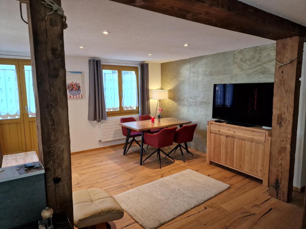 TV a/nebo společenská místnost v ubytování Chalet-Daheim-Fiesch 3,5-Zimmerwohnung