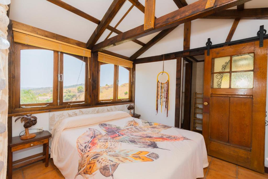 Postel nebo postele na pokoji v ubytování Cubo's Mijas Finca Huerta Rica Bambu
