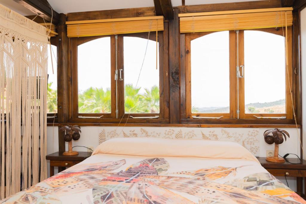 Postel nebo postele na pokoji v ubytování Cubo's Mijas Finca Huerta Rica Bambu