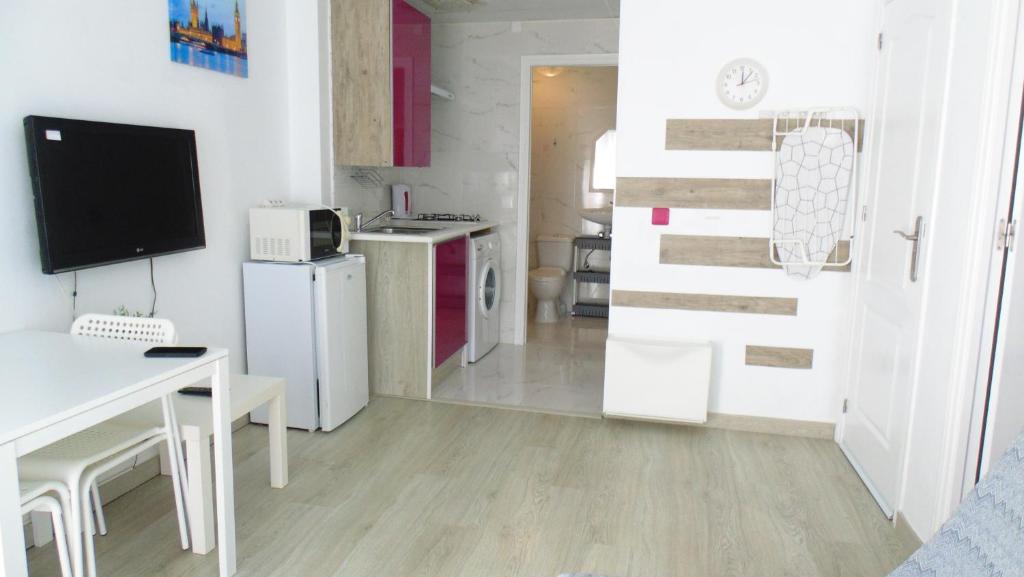 Kuchyňa alebo kuchynka v ubytovaní APARTAMENTO EN CENTRO A 150M DEL MAR Apolo B