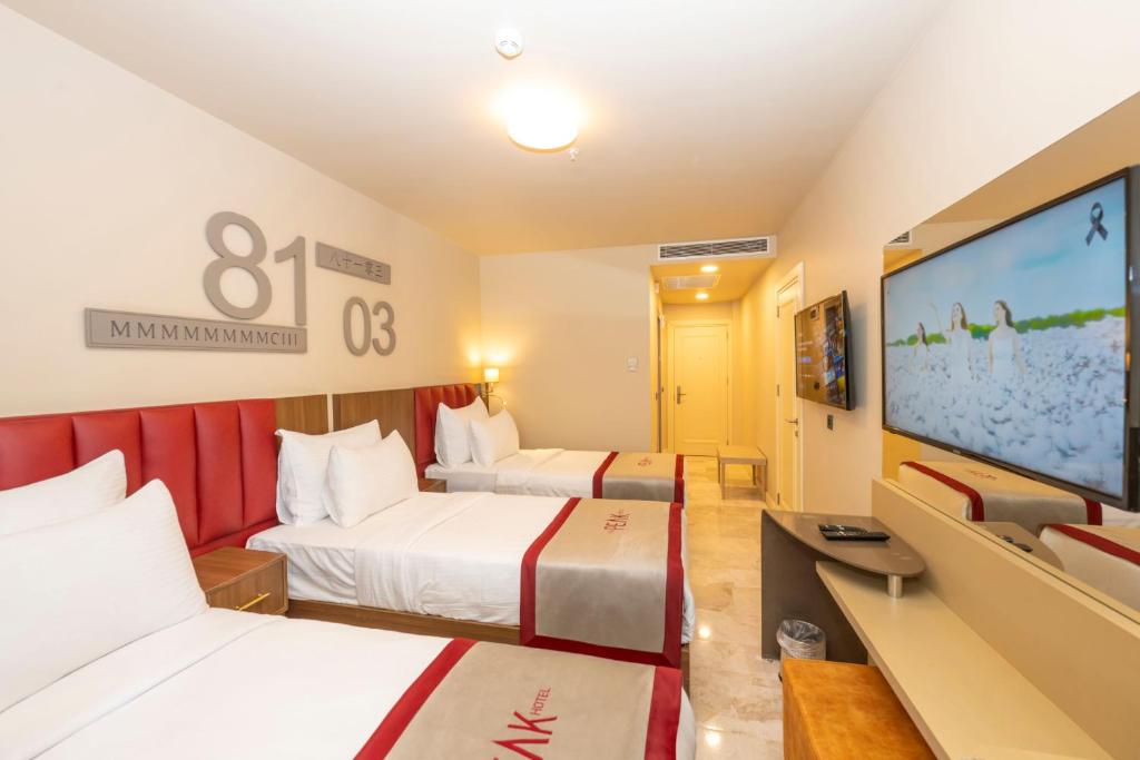 TV a/nebo společenská místnost v ubytování Ramada By Wyndham Istanbul Pera Taksim