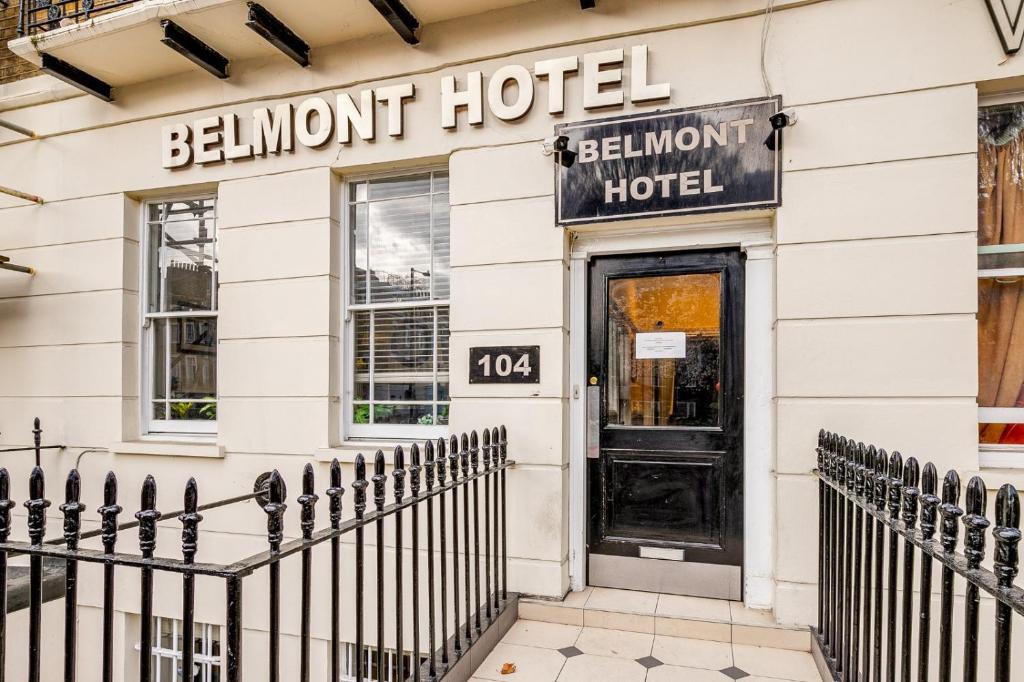 ロンドンにあるベルモント ホテルのベルモントホテルの看板のある建物