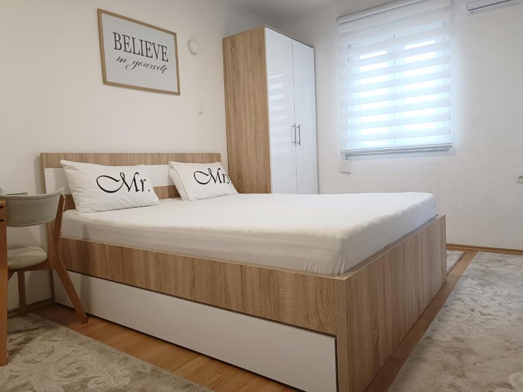 een slaapkamer met een groot bed in een kamer bij Apartment SUNSET in Trebinje