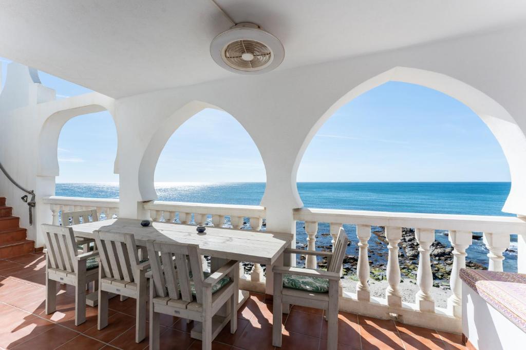 una sala da pranzo con vista sull'oceano di Oasis la Cala a Mijas