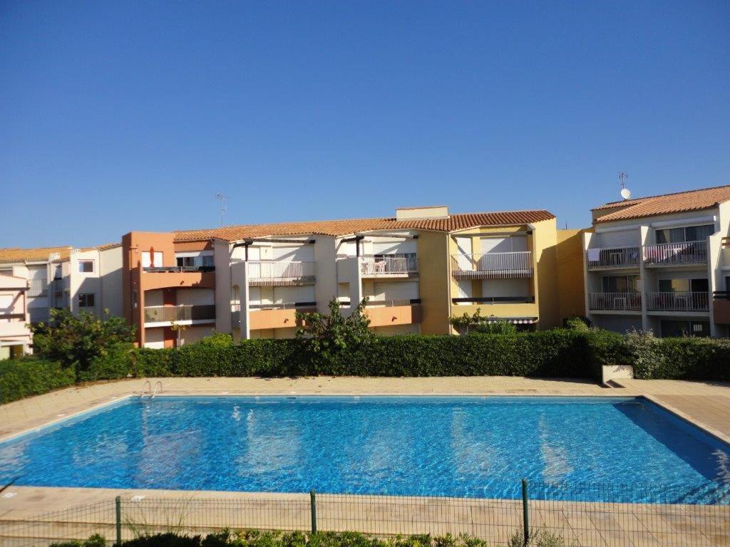 Bazén v ubytovaní CAPAO Joli T3 1ere ligne mer piscine Cap d'Agde alebo v jeho blízkosti
