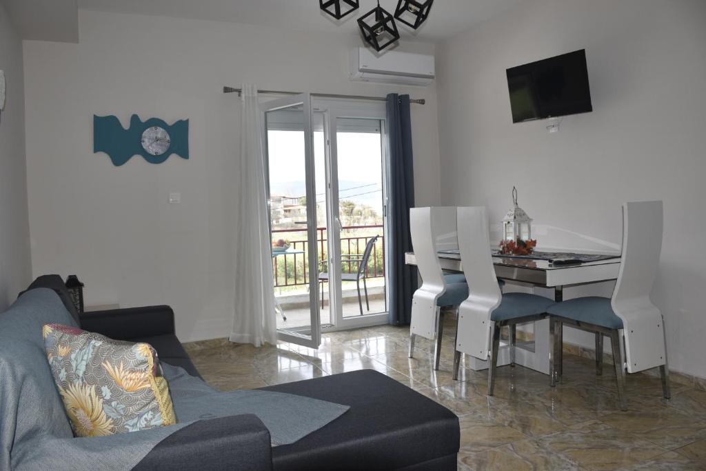 A seating area at ARELIA APARTMENTS IERISSOS