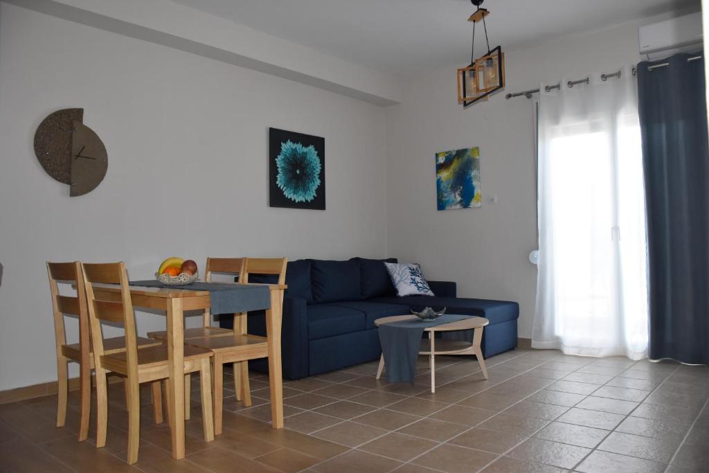 A seating area at ARELIA APARTMENTS IERISSOS
