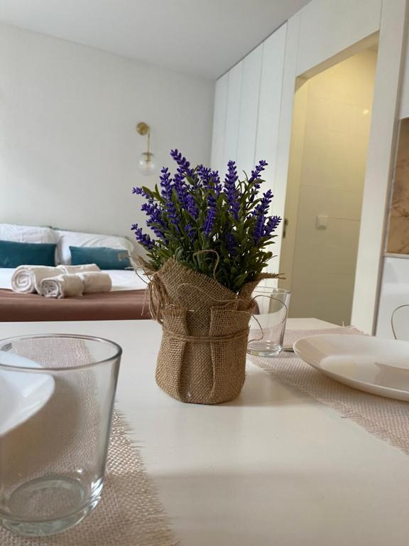 波多的住宿－Sé do Porto，一张桌子,上面有花瓶,上面有紫色的花