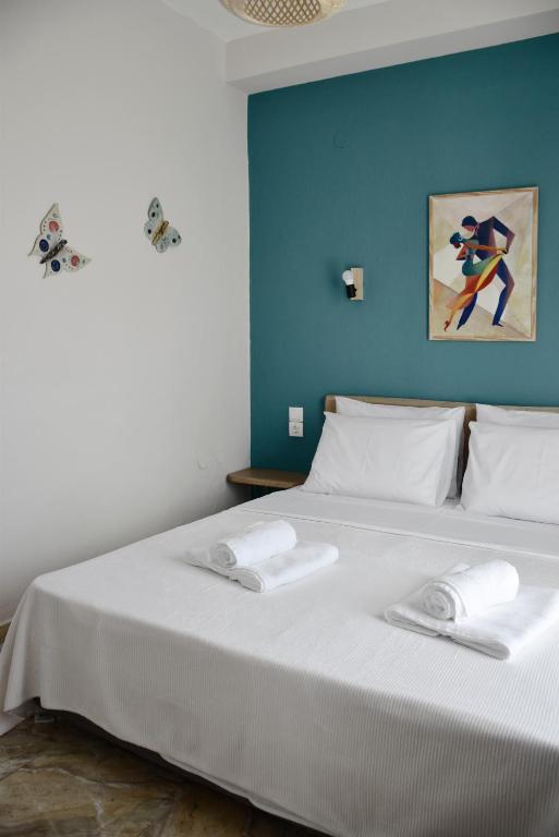 A bed or beds in a room at ARELIA APARTMENTS IERISSOS