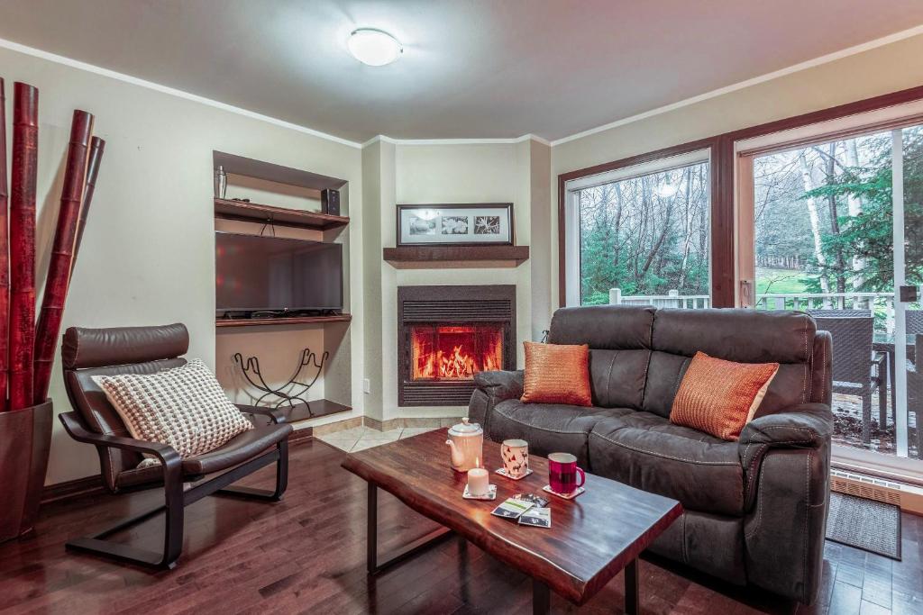 O zonă de relaxare la Townhouse With Free Shuttle To Tremblant Resort