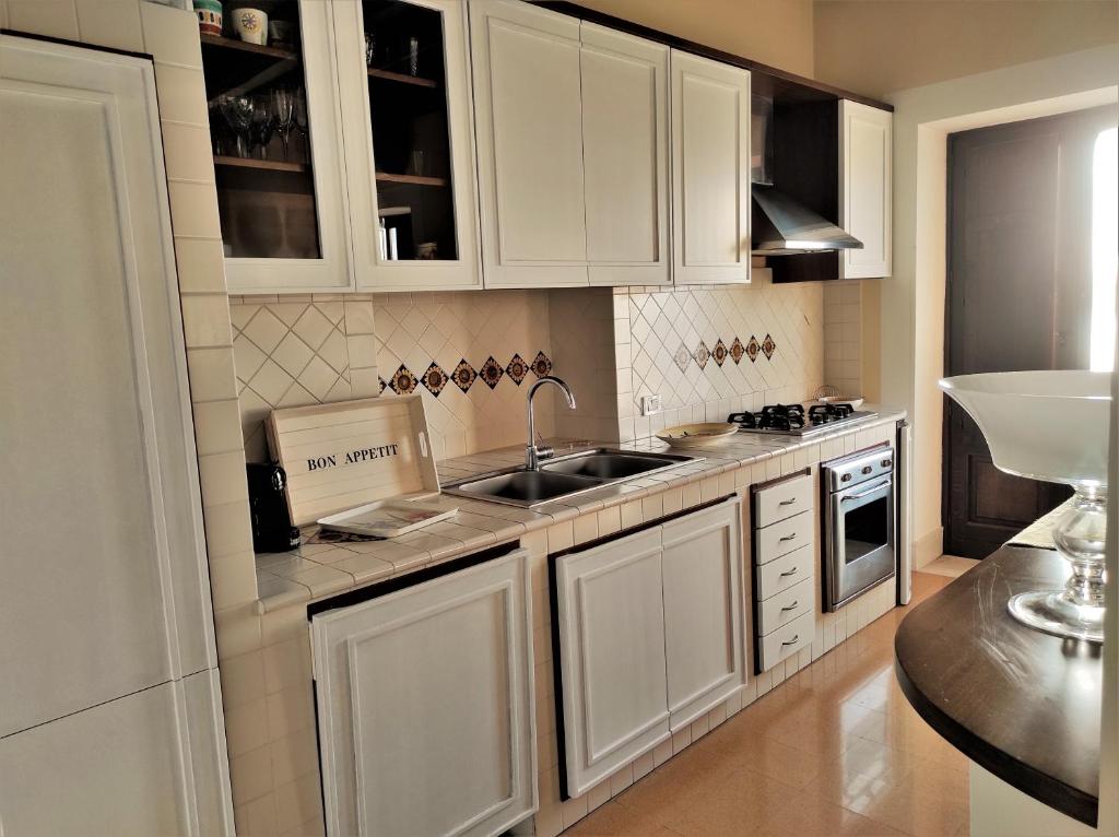 A kitchen or kitchenette at Flora's House - Ortigia Holidays