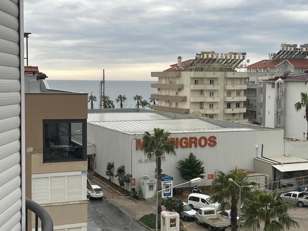 Blick auf eine Stadt mit einem Gebäude und das Meer in der Unterkunft Cleopatra plajına 50mt deniz gören ferah 2+1 daire in Alanya