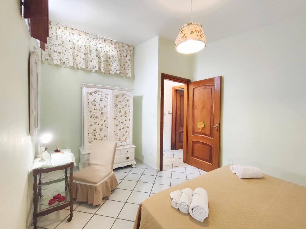 une chambre avec deux lits, une table et une chaise dans l'établissement Villa Dolce Cuma, à Pouzzoles