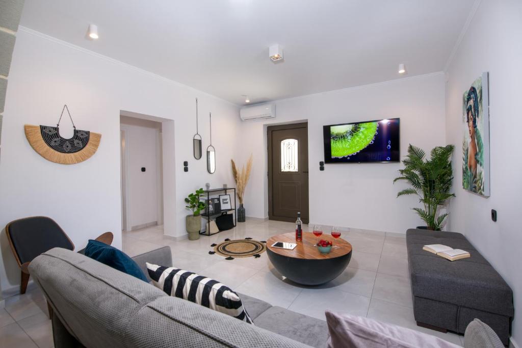 Televízia a/alebo spoločenská miestnosť v ubytovaní Anastasia & Maria Luxury Residence