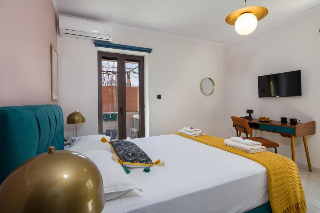 Televízia a/alebo spoločenská miestnosť v ubytovaní Anastasia & Maria Luxury Residence