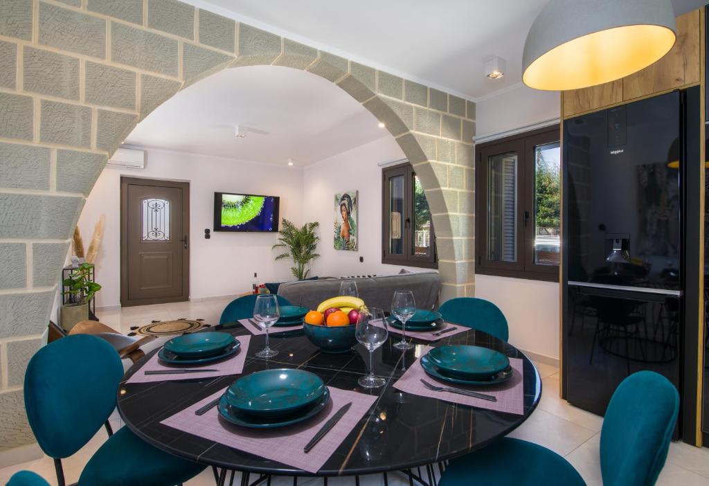Televízia a/alebo spoločenská miestnosť v ubytovaní Anastasia & Maria Luxury Residence